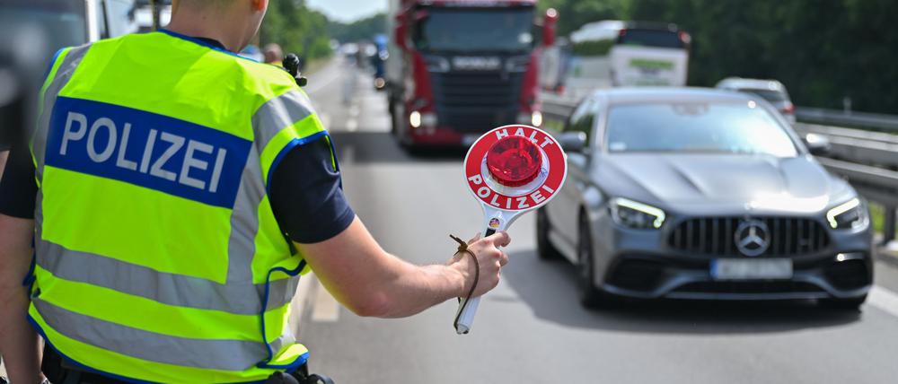 Die Bundespolizei hat bei einer Kontrolle auf der A12 eine mutmaßliche Schleusung von Minderjährigen verhindert. (Symbolbild)