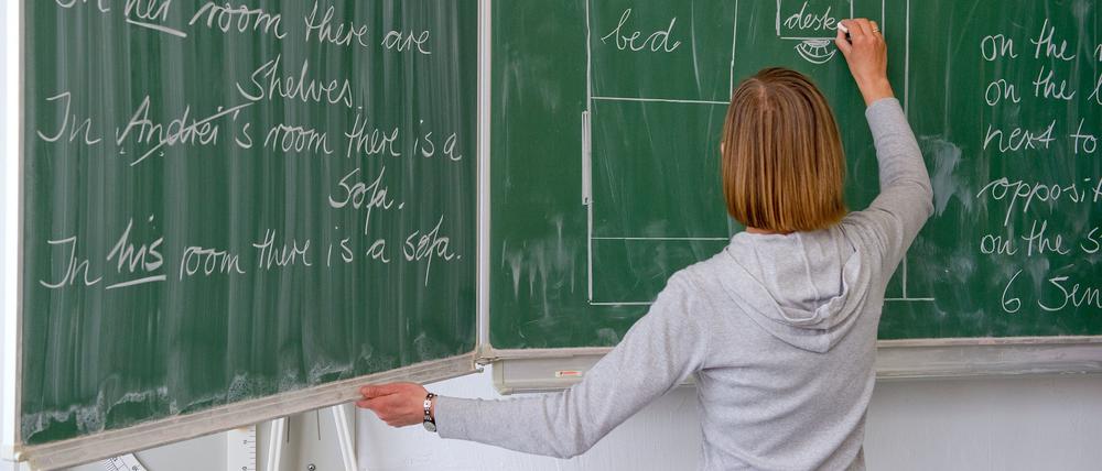 Faktoren, die zu hoher Belastung bei Lehrkräften führen: Zeitdruck, Überstunden, große Klassen und viele Verwaltungsaufgaben neben dem Unterricht.