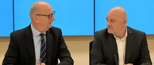 Brandenburgs Ministerpräsident Dietmar Woidke (SPD) und Robert Crumbach, Landesvorsitzender des BSW Brandenburg (r.), bei der Landespressekonferenz im Brandenburger Landtagsgebäude.