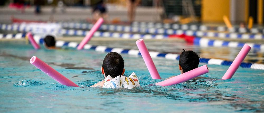 Tausende Kinder lernen in den Ferien schwimmen. (Archivbild)