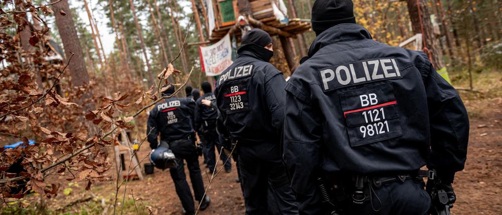 Polizeikräfte sperren ein Waldgebiet, in dem das Tesla-Protestcamp in Grünheide bei Berlin liegt.