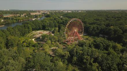 Blick auf den Spreepark Berlin, Plänterwald, Riesenrad, Rummel, DDR, Freizeit *** View of the Spree Park Berlin Plänterwald Riesenrad Rummel DDR Leisure
