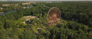 Blick auf den Spreepark Berlin, Plänterwald, Riesenrad, Rummel, DDR, Freizeit *** View of the Spree Park Berlin Plänterwald Riesenrad Rummel DDR Leisure