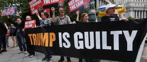 Anti-Trump-Demonstranten halten Plakate vor dem Strafgericht in Manhattan nach der Urteilsverkündung im Strafprozess gegen den ehemaligen US-Präsidenten Donald Trump.