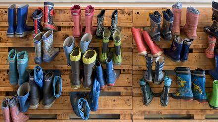 ARCHIV - 13.05.2023, Sachsen-Anhalt, Halle (Saale): Gummistiefel hängen an einer Palettenwand in der Kindertagesstätte Heide-Süd. (zu dpa: «Brombeer-Pläne: Sprachtest vor der Schule für Fünfjährige») Foto: Heiko Rebsch/dpa +++ dpa-Bildfunk +++