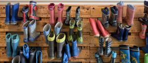 ARCHIV - 13.05.2023, Sachsen-Anhalt, Halle (Saale): Gummistiefel hängen an einer Palettenwand in der Kindertagesstätte Heide-Süd. (zu dpa: «Brombeer-Pläne: Sprachtest vor der Schule für Fünfjährige») Foto: Heiko Rebsch/dpa +++ dpa-Bildfunk +++