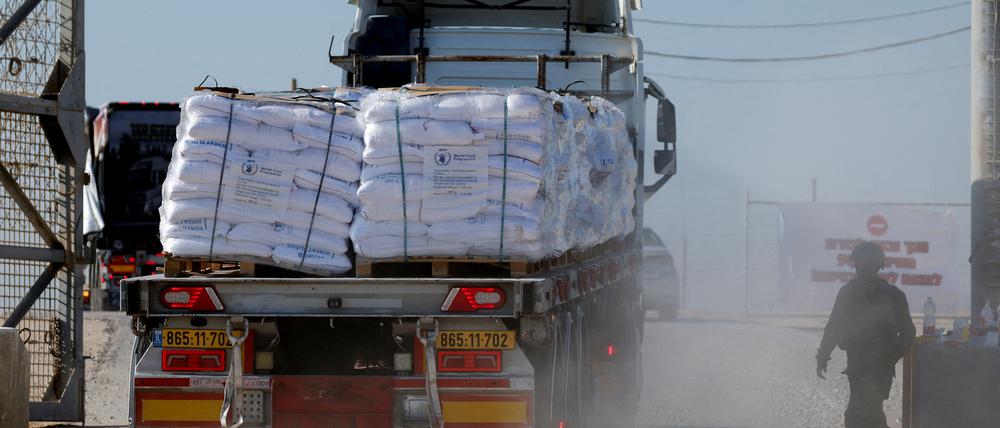 Ein Lastwagen mit Hilfsgütern überquert die Grenze in Kerem Shalom.