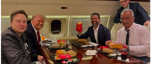 Donald Trump, sein Sohn, Tech-Milliardär Elon Musk und Kennedy im Flugzeug an einem Tisch. 