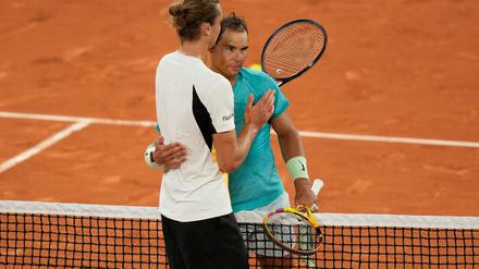 Alexander Zverev (l) besiegte Sandplatzkönig Rafael Nadal im Mai bei dessen letztem Auftritt bei den French Open.