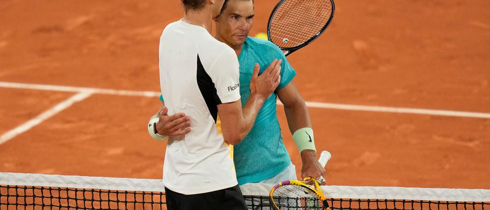 Alexander Zverev (l) besiegte Sandplatzkönig Rafael Nadal im Mai bei dessen letztem Auftritt bei den French Open.