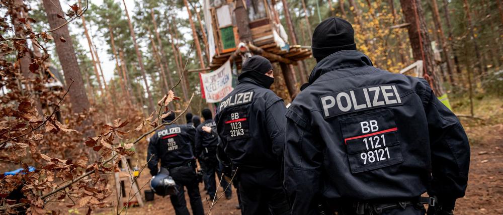 Polizeikräfte sperren ein Waldgebiet, in dem das Tesla-Protestcamp in Grünheide bei Berlin liegt.