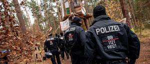 Polizeikräfte sperren ein Waldgebiet, in dem das Tesla-Protestcamp in Grünheide bei Berlin liegt.