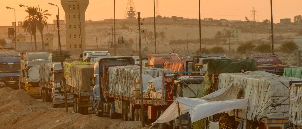 Der Transport von Hilfsgütern zu den notleidenden Menschen im Gazastreifen so wie auf diesem Archiv-Foto vom vergangenen September zu sehen, ist riskant. Nun wurde ein Konvoi mit mehr als 100 Lastwagen geplündert. 