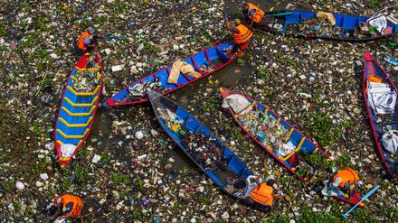 In Ländern wie Indien, wo es oft kein gutes Abfallmanagement gibt, gelangt viel Plastikmüll in die Umwelt.