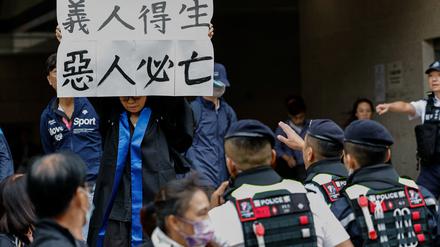 Proteste vor dem Gericht, das Demokratieaktivisten zu Haftstrafen verurteilt hat.
