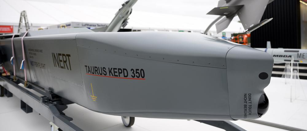 03.06.2024, Brandenburg, Schönefeld: Der Marschflugkörper Taurus steht zwei Tage vor dem Start der Internationalen Luft- und Raumfahrtausstellung auf dem Gelände vom Flughafen Berlin Brandenburg.