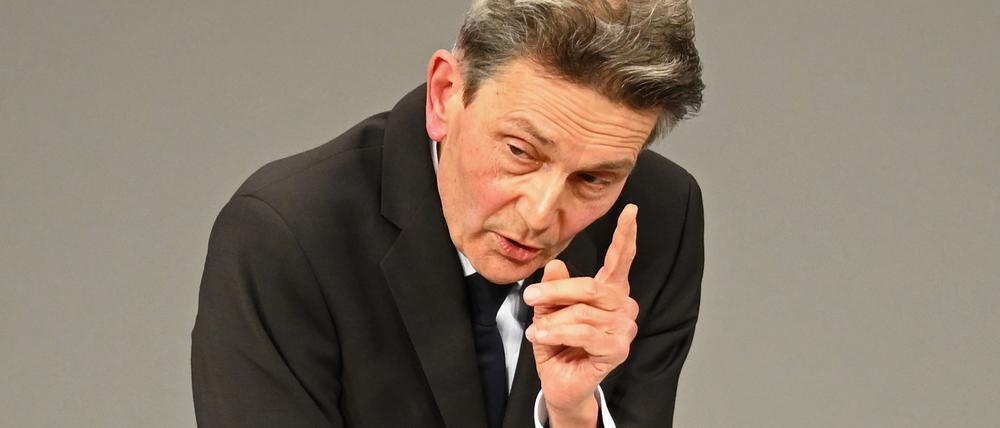 Rolf Mützenich, Vorsitzender der SPD-Bundestagsfraktion, spricht im Plenarsaal in einer Sitzung des Bundestags. Thema ist die Regierungserklärung des Bundeskanzlers.