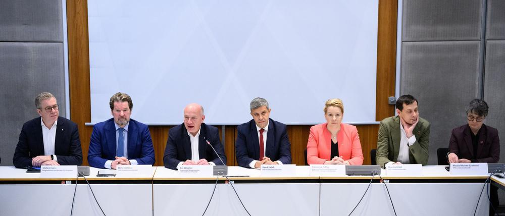 Franziska Giffey (3. von rechts, SPD) nimmt Abschied vom 29-Euro-Ticket.
