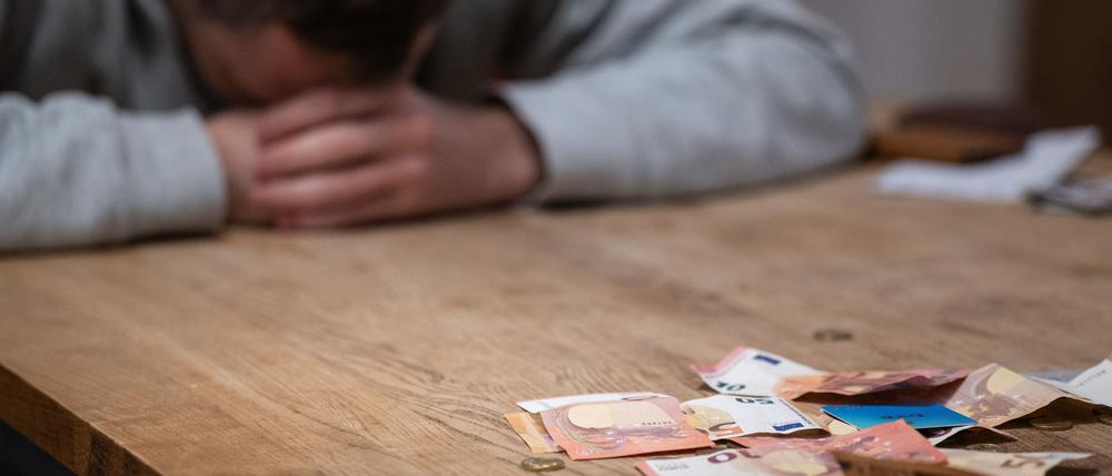 Die Zahl der überschuldeten Menschen in Deutschland ist 2024 leicht gesunken.