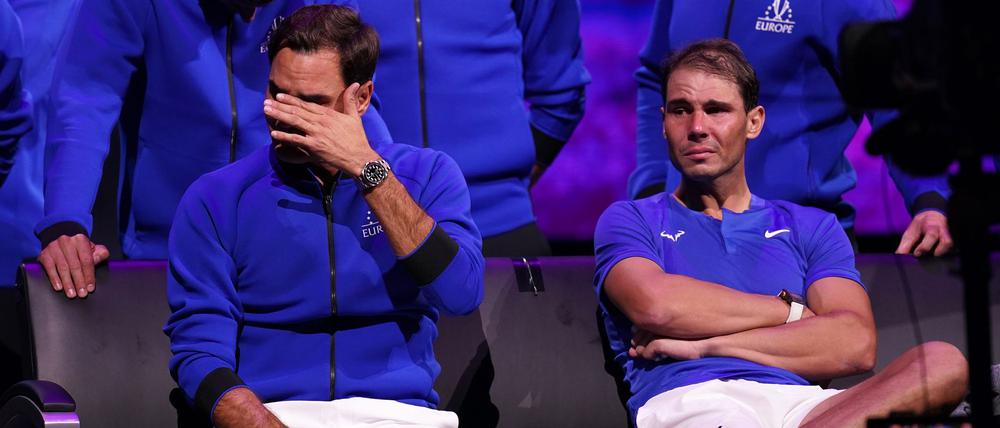 Beim letzten Spiel von Roger Federer (l) flossen auch bei Rafael Nadal (r)die Tränen.