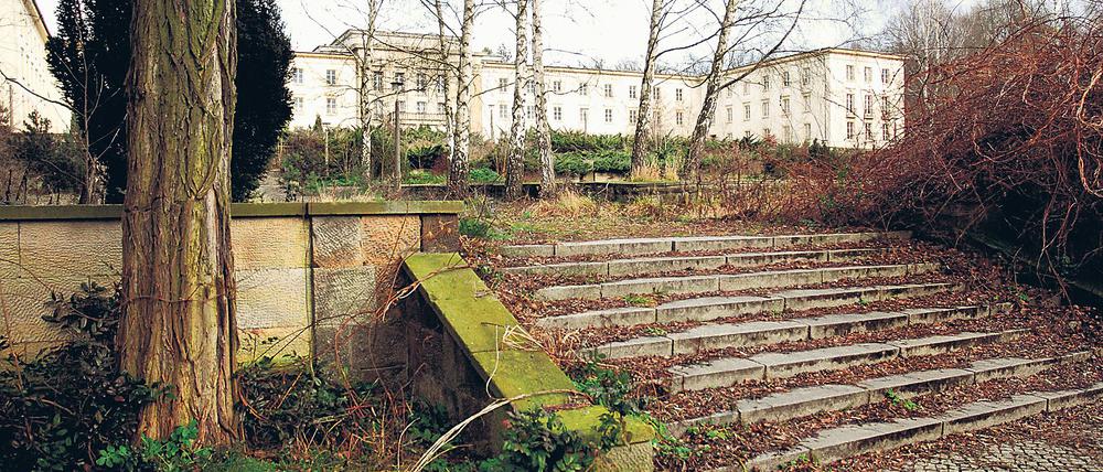 Lost Place. Die einstige FDJ-Schule „Wilhelm Pieck“ am Bogensee ist heute verwildert. Die Natur hat sich das Gelände am Bogensee zurückerobert. Das Lektionsgebäude im Hintergrund ist der größte Bau der ehemaligen FDJ-Schule.