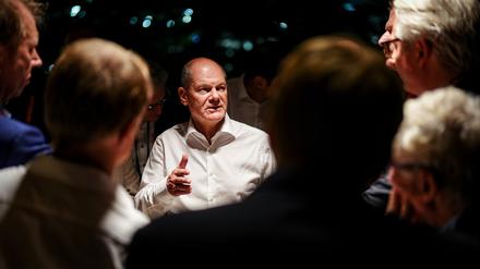 Bundeskanzler Olaf Scholz (SPD) spricht am Rande des G20-Gipfels mit Journalisten.