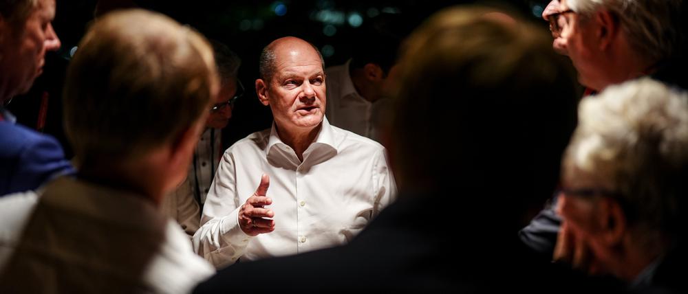 Bundeskanzler Olaf Scholz (SPD) spricht am Rande des G20-Gipfels mit Journalisten.