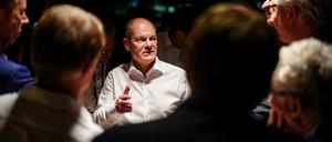 Bundeskanzler Olaf Scholz (SPD) spricht am Rande des G20-Gipfels mit Journalisten.