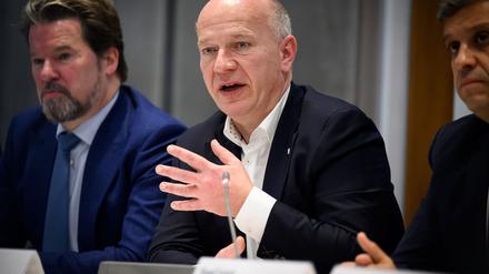 Kai Wegner (Mitte) räumte schmerzhafte Einschnitte ein. 