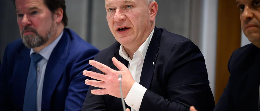 Kai Wegner (Mitte) räumte schmerzhafte Einschnitte ein. 