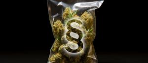 Cannabis-Tüte mit Paragrafenaufdruck.