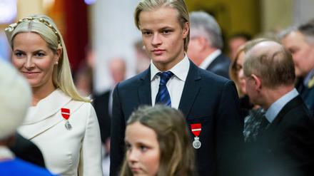 Kronprinzessin Mette-Marit von Norwegen (l) und ihr Sohn Marius Borg Høiby.