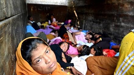 Rohingya-Flüchtlinge sitzen auf einem Lastwagen, nachdem sie am 7. November 2024 aus der Provinz Süd-Aceh nach Banda Aceh umgesiedelt wurden.