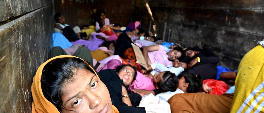 Rohingya-Flüchtlinge sitzen auf einem Lastwagen, nachdem sie am 7. November 2024 aus der Provinz Süd-Aceh nach Banda Aceh umgesiedelt wurden.