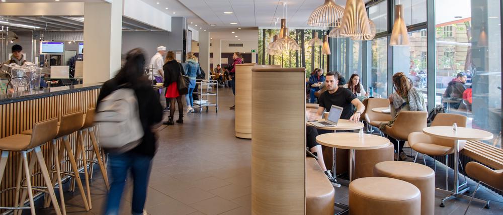 Studenten besuchen die vegane Mensa auf dem Campus der Technischen Universität.