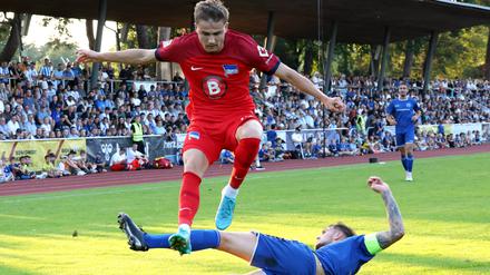 Hertha 03 kann das heimische Ernst-Reuter-Sportfeld (hier ein Bild vom Testspiel gegen Hertha BSC im September 2023) derzeit nicht für die Spiele in der Regionalliga Nordost nutzen.  