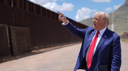 Im Wahlkampf besuchte der frühere US-Präsident Donald Trump die amerikanische Südgrenze zu Mexiko. 