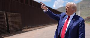 Im Wahlkampf besuchte der frühere US-Präsident Donald Trump die amerikanische Südgrenze zu Mexiko. 