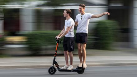 Nur eine Person darf auf einem E-Scooter fahren. Für mehr ist die Konstruktion nicht ausgelegt.  