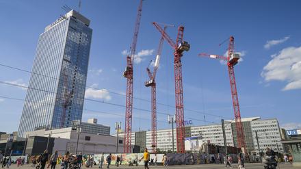 Kräne, Baustelle, neues Covivio-Hochhaus neben dem Hotel Park Inn, Alexanderplatz, Mitte, Berlin, Deutschland.