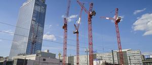 Kräne, Baustelle, neues Covivio-Hochhaus neben dem Hotel Park Inn, Alexanderplatz, Mitte, Berlin, Deutschland.