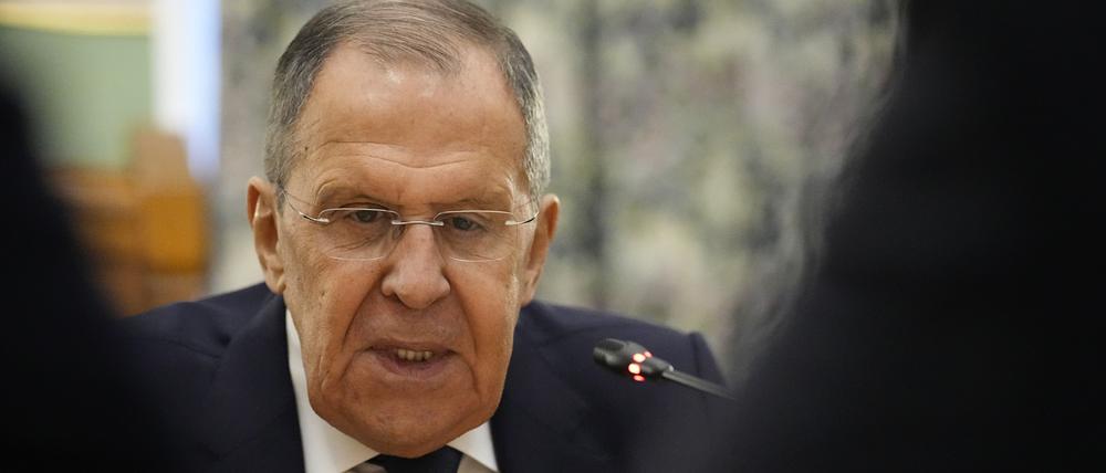 Sergej Lawrow, Außenminister von Russland, spricht während eines Gesprächs mit dem kolumbianischen Außenminister Murillo (Symbolbild).