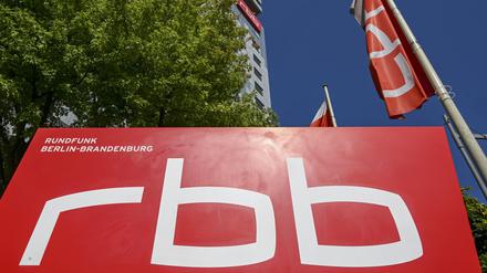 Das RBB-Logo ist vor dem Berliner Sendehochhaus vom RBB in der Masurenallee zu sehen. 