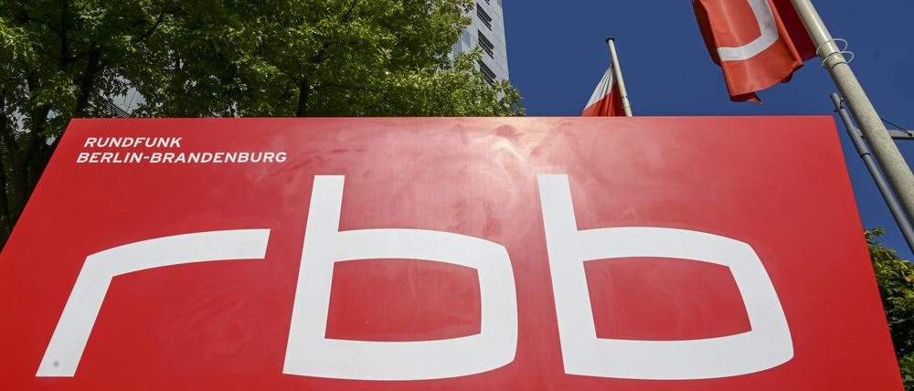 Das RBB-Logo ist vor dem Berliner Sendehochhaus vom RBB in der Masurenallee zu sehen.
