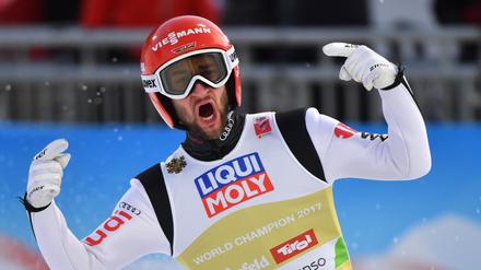 Weltmeisterschaft in Seefeld, Österreich: Skispringer Markus Eisenbichler aus Deutschland jubelt im Zielbereich.