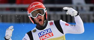 Weltmeisterschaft in Seefeld, Österreich: Skispringer Markus Eisenbichler aus Deutschland jubelt im Zielbereich.