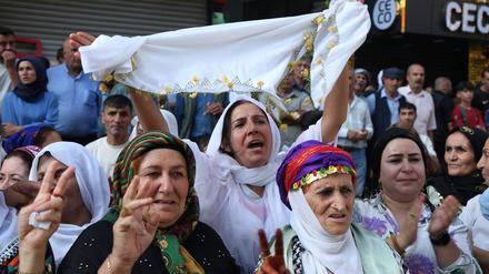 Anhängerinnen der kurdischen Partei DEM bei einer Demonstration in Diyarbakir im Oktober.