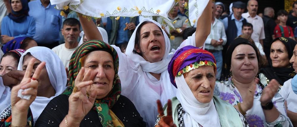 Anhängerinnen der kurdischen Partei DEM bei einer Demonstration in Diyarbakir im Oktober.