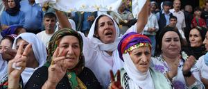 Anhängerinnen der kurdischen Partei DEM bei einer Demonstration in Diyarbakir im Oktober.