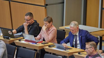 Klaus Lederer (l-r, parteilos), Elke Breitenbach (parteilos) und Sebastian Scheel (parteilos) sitzen im Berliner Abgeordnetenhaus. 